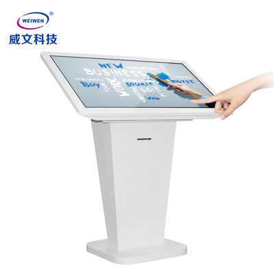 Le bureau sur tous dans un affichage à cristaux liquides montrent le kiosque terminal de libre service interactif